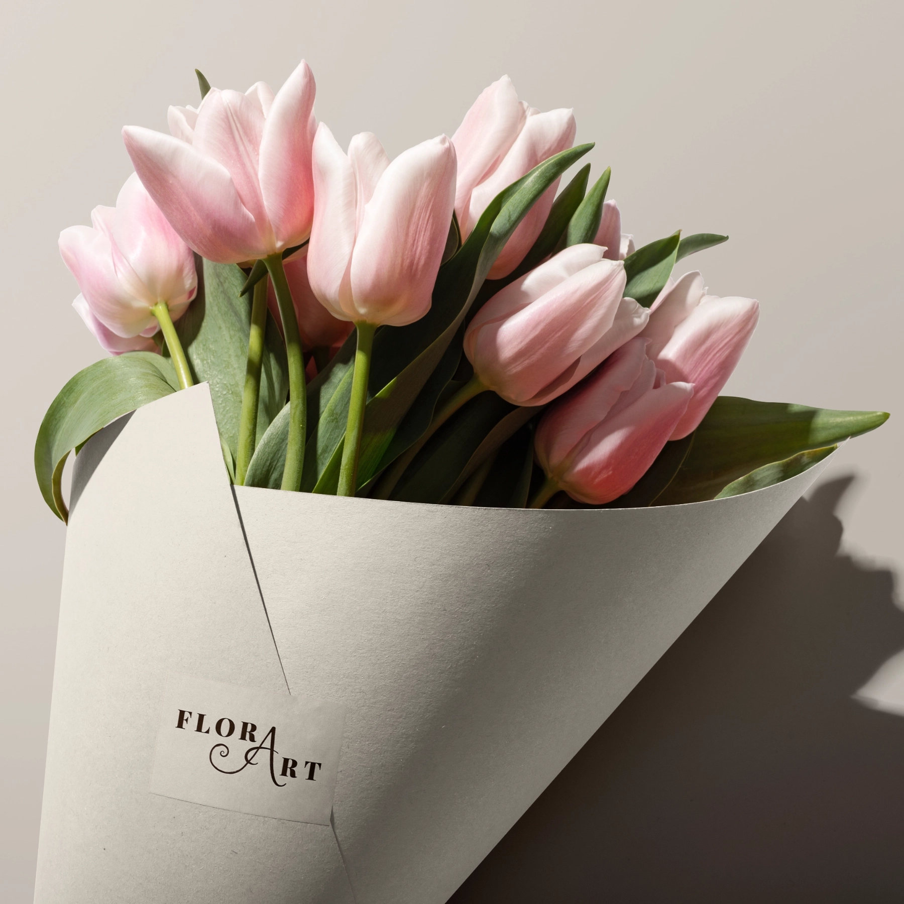 Flora Art, okładka realizacji spójnej identyfikacji wizualnej dla kwiaciarni, która podkreśla naturalny charakter marki florystycznej